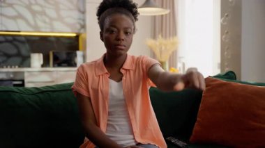 Mutsuz, hayal kırıklığına uğramış Afrikalı Amerikalı iş kadını, etnik kadın iş kadınını hayal kırıklığına uğrattı.