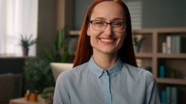 Mutlu beyaz iş kadını kapalı mekanda gülümseyen kadın portresi ofis işkadını işkadını işçi yönetici şirket sahibi güzel dişlek kız pozitif gülümseme