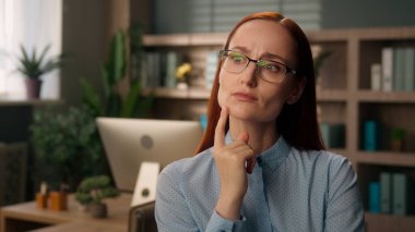 Düşünceli Kafkasyalı iş kadını ofis çalışanı kadın işkadını. Düşünen iş kadını. Derin düşüncelere dalmış, derin düşüncelere dalmış.