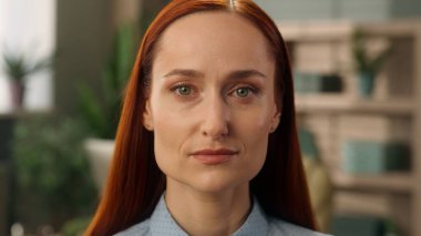 Yüzünüzü kapatın, beyaz iş kadını bayan işkadını işvereni ofisteki kendine güvenen kadın işkadını gözlerinizi açın, yeşil göz küresi, kameraya, sağlık hizmetlerine, göz görüşüne, kapalı mekan makyaj resmine bakın.