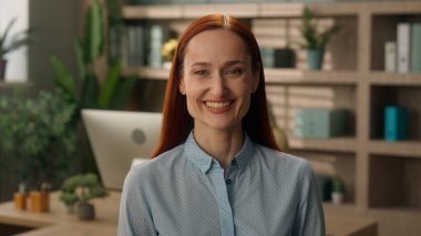 Kafkasyalı iş kadını portresi mutlu, pozitif, kız, iş kadını, broker, ofis müdürü, girişimci mimar, tasarımcı, gülen kadın, neşeli, neşeli, neşeli, neşeli, gülen, gülen, iş kadını.