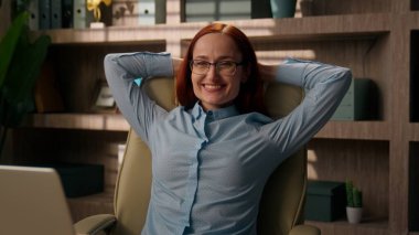 Ofis masasında dizüstü bilgisayar yazan beyaz kadın rahat iş kadını iş kadını çalışanı çevrimiçi bilgisayar işini bitir dinlenme koltuğa uzan, ellerini dinlendir ara ver ve keyfine bak.