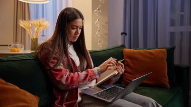 Kafkasyalı kız evde uzak mesafelere yoğunlaşmıştı. Serbest çalışan genç kız dizüstü bilgisayarlar yazarak not alıyordu. Ödev sınavına hazırlanıyordu.