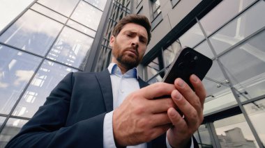 Cep telefonu bağlantısı sorunu, ofis yakınlarındaki Wi-Fi kırığı akıllı telefon girişimcisini kaybetti. Kafkasyalı erkek iş adamının şehirdeki kötü sinyal bağlantısına sinirlendi.