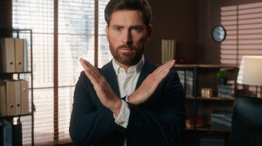 Kendine güveni tam, Kafkasyalı, erkek, işadamı, işadamı, işadamı, ofis işvereni kameraya çapraz el ele bakan, reddeden, itiraz etmeyen, protesto engeli koymayan, protesto engeli koymayan.