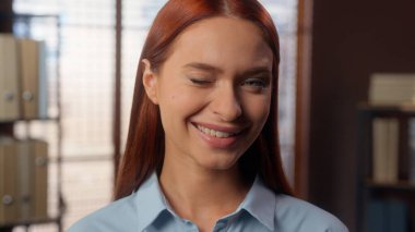 Kafkasyalı iş kadını Avrupalı iş kadını, bayan işkadını, işveren, yönetici, bayan kameraman öğrenciye bakan, göz kırpan, göz kırpan, gülümseyen, ofisteki mutlu bayan.