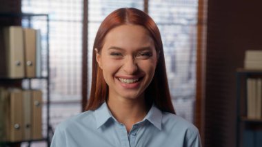 Kendine güvenen mutlu bir portre duygusal olarak gülen beyaz saçlı kız öğrenci iş kadını kadın ofis çalışanı kameraya bakıp gülümseyen sağlıklı, şakacı, neşeli, neşeli bir yüz.