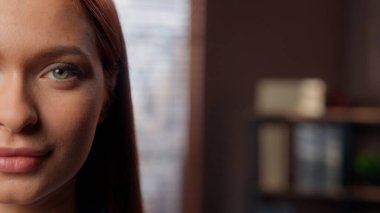 Portre kapanıyor. Yüzün yarısı kırpılmış. Kafkasyalı iş kadını Avrupalı iş kadını. Kadın işveren.