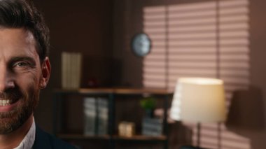 Yarım yüz portresini kapat. Gülümse. Sağlıklı gülümse. Beyaz dişli, yetişkin iş adamı.