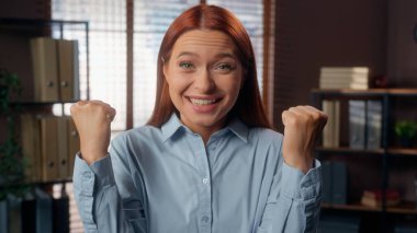 Heyecanlı portre mutlu sevinç kutlaması Kafkas kız öğrenci iş kadını kadın iş kadını ofiste kameraya bakıp bağıran şampiyon zaferi kazanıyor zafer reaksiyonu kazanıyor