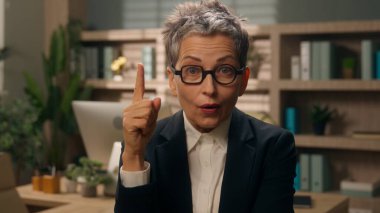 Ofisteki portre düşünceli düşünme çözümü... düşünceli, kararsız... ciddi, gri saçlı, yaşlı, yaşlı, yaşlı iş kadını... kadın... fikir kavrayışıyla kameraya bakarak cevap buluyor.