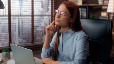 Yoğunlaşmış Kafkas kadın iş kadını kadın işkadını. Dizüstü bilgisayarda çalışan kadın. Fikir üretmek için masa başı mesleğinde internet danışmanlığı yaparken düşün.