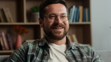 Mutlu kahkahalar Kafkas erkek ev sahibi sakin bir hafta sonu eğlencesinin tadını çıkarıyor uzaktan kumandayla televizyon izlerken komik film izliyor.