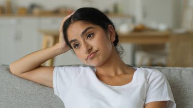 Sıkıcı, üzgün, hayal kırıklığına uğramış düşünmekten sıkılmış, sıkılmış, düşünceli, düşünceli, düşünceli, Hintli, Hintli, kadın Arap, kanepe sorunu yaşayan, kafası karışmış, kafası karışmış, tereddütlü,