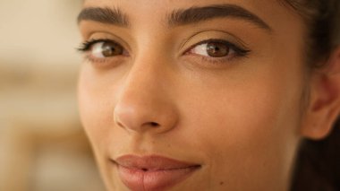 Aşırı yakın çekim, Hintli güzel sağlıklı kadın, Arap, gamsız, güler yüzlü, iş kadını, ilaç, sağlık, güzellik, cilt bakımı.