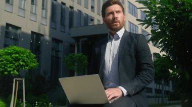 Yoğunlaştırılmış düşünsel çözüm üzerinde kafa yoran internet üzerinde çalışan Kafkasyalı orta yaşlı iş adamı yetişkin iş adamı erkek girişimci.