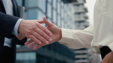 İş tokalaşmasını kapatın. İki tanınmayan çok ırklı çeşitlilik. Şehirdeki insanlar el sıkışıyor.