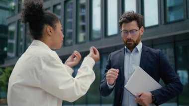 Afro-Amerikalı agresif otorite kızgın patron kadın iş kadını Kafkasyalı erkek işadamı erkek işçi kötü iş iki çok ırklı iş adamını şehir içi çatışmasında azarlıyor