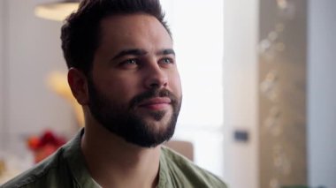 Rahatlamış, rüya gibi, sakallı, beyaz, gülümseyen, mutlu, iş adamı, ev sahibi, iş adamı, mesafeye bakan, kapalı bir oturma odasında nostalji portresi hayal eden ev sahibi.