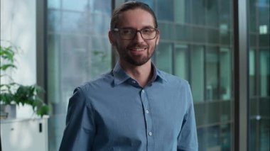 Gözlüklü, beyaz, başarılı iş adamı profesyonel, uzman, ofis işveren müdürü, yönetici, yönetici, yakışıklı girişimci CEO 'ya bakan kameraman.