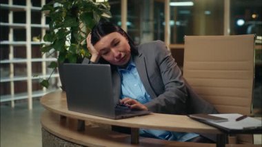 Sıkıcı, Asyalı, Çinli Japon kadın üzgün, kız, iş kadını ofis işkadını, motivasyonsuz, bilgisayar çalışanı, kapalı alanda sıkıcı, tembellik yapan, bilgisayar başında çalışan, tembel bir yönetici.