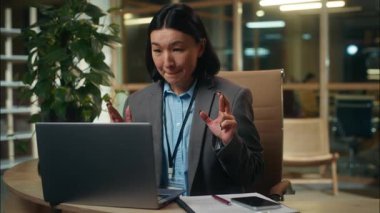 Başarılı mutlu Asyalı Çinli Japon kadın umalım da şans dilesin. İyi şanslar dilesin. Bilgisayarda çalışan bayan iş kadını kazansın.