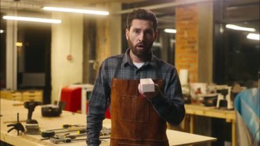 Kafkasyalı mutlu ahşap ustası işçi marangoz tahtadan talaş üflüyor meşe ağacı ustası erkek işçilik atölye işçisi mimar adam marangozluk restorasyon sanatı