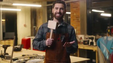 Mutlu Kafkasyalı marangoz ahşap ustası işçi ahşap çekiç ustası erkek sanatçı mobilya atölyesi tamirci marangoz kamera marangozluğu küçük işletme sanat zanaatı arıyor.