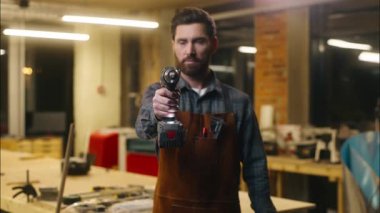 Neşeli Kafkasyalı sanatçı, gülümseyen marangoz erkek sondaj ustası, atölye tamircisinde elektrikli matkap ustası, sanat marangozluğu tamir eden, küçük işletme çalışanı.