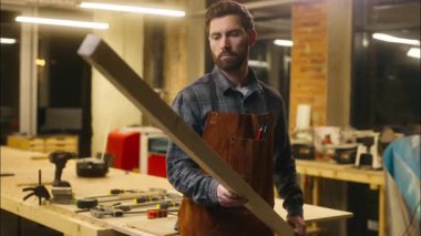 Kafkas işveren tamirci adam tahta blok sanat marangozu erkek sanatçı atölye inşaatında meşe kirişi malzemesi işçiliğini ölçüyor ahşap ustası el yapımı marangozluk ustası.