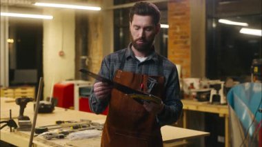Kafkas marangoz tamirci ahşap ustası incelemede erkek zanaatkârın atölye marangozluğu enstrümanını teftiş ettiğini gördü.
