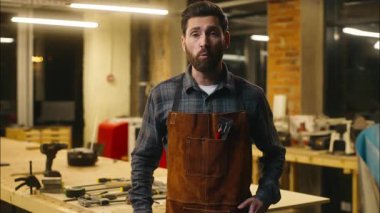 Profesyonel Kafkasyalı ahşap ustası, usta tamirci, marangozca konuşan, atölyedeki zanaatkar, marangozluk eğitimi veren, acemi sanat ustası ahşap işçisine ahşap işçiliği öğreten marangoz.