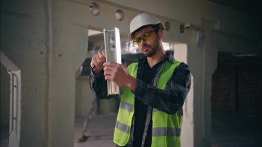 Kafkasyalı mimar erkek mühendis tamirci. İnşaat işçisi tamirci adam tamircisi. Alet enstrümanı fabrikası inşaatı ile inşaat işçisi tamircisi.