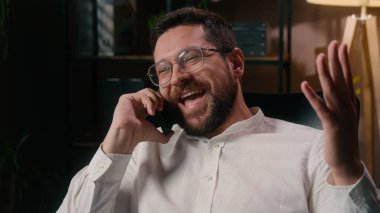 Neşeli Kafkasyalı ajan, avukat, lider, cep telefonu yöneticisini arıyor, CEO ile görüşüyor, şirket kurma konusunda görüşüyor, iş adamı, mutlu iş adamı, teknolojiyle iletişim kuruyor.