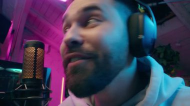 Neşeli Kafkasyalı flamalı oyuncu Etkilenen akış blogcusu blogcusu oyunu kazanan erkek ev telefonlu bağımlı adama e-spor yapıyor gülümseme siber-uzay siber spor oyunu vlog yarışması kaydediyor