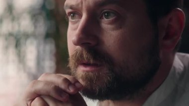 Üzüntülü, Kafkasyalı, üzgün, erkek, tasarımcı, işadamı, işadamı, işsiz, çalışanı, iflasın eşiğinde.