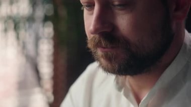 Uykucu Kafkasyalı tasarımcı. İş adamını kapat. Gözlüklerini çıkar. Ofiste ağrı miyopluğu yap.