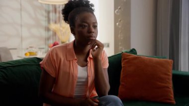 Düşünceli, yaratıcı, mutlu, Afro-Amerikalı, kadın, iş kadını, gülümseyen, fikir sahibi, düşünen, mükemmel bir çözüm bulan, evinde oturan, harika bir jest yapan,