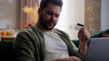 Kafkasyalı erkek iş adamı, sinirli iş adamı ev sahibi, bilgisayarlı, kredi kartı tutan dizüstü bilgisayar sahibi, veri işleme hatası, kötü online bağlantı erişimi reddedildi.