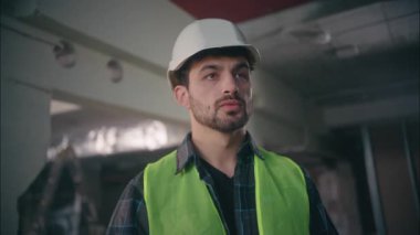 Kafkasyalı mimar müteahhit erkek yönetici teknisyen telsiz bağlantısı kurucu inşaat ustabaşı kontrol işyeri inşa etme işlemleri için telsiz seti kuruyor.