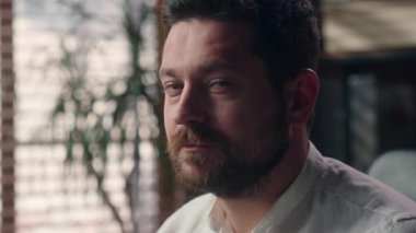 Ciddi, yetişkin, beyaz, menajer, menajer, işveren, orta yaşlı, girişimci, iş adamı, iş adamı, profesyonel CEO, yürütme ve iş kurma ajansında çalışan bir erkek.