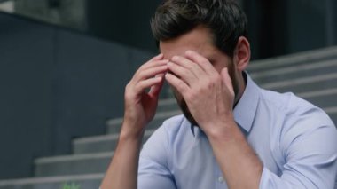 Üzgün, ağlayan, acı çeken, işsiz, beyaz, orta yaşlı iş adamı işten çıkarılan, işten çıkarılma kutusundan kovulan, işsiz, üzgün, maddi krizde başı dertte olan bir erkek.