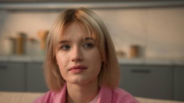 Kapalı bir portre. Ciddi bir şekilde derin derin düşünüyorum. Yalnız, yalnız, düşünceli, hamile, sorunlu, sağlıklı.