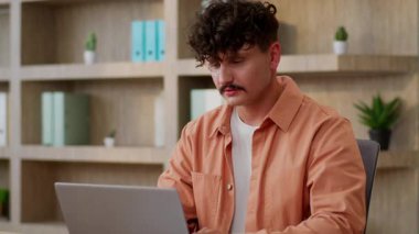 Kafkasyalı iş adamı serbest çalışan öğrenci bürosu yöneticisi işveren dizüstü bilgisayarda çalışan işadamı e-posta yazan iş adamı internette kameraya bakarak kafa sallama onaylama işaretini inceliyor.