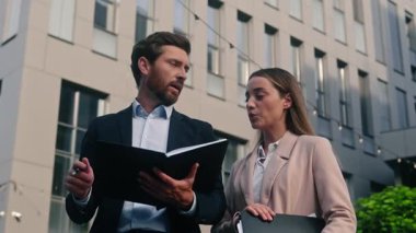 İki Kafkasyalı iş adamı ofis yakınlarında iş görüşmeleri yapıyorlar. Başlangıç olarak evrakları tartışıyorlar. Erkek işadamı, elinde klasör danışmanı kadın iş kadını.