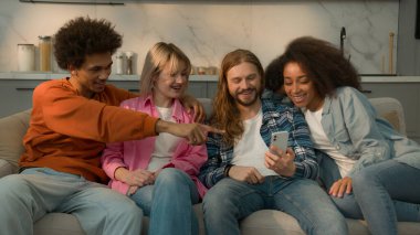 Çok ırklı insanların çeşitliliği erkekler erkek Afrikalı Amerikalı kadınlar Kafkasyalı kadınlar kanepe kanepede arkadaşlık cep telefonuyla konuşma sipariş sosyal medyası hakkında konuşma