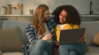 Çok ırklı çiftler Kafkasyalı erkek koca sevgilisinin Afrikalı Amerikalı kadın kadın eş eş kız arkadaş ailesiyle internet üzerinden alışveriş yapmasını severler. Kredi kartı alın.