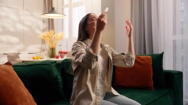 Endişeli umutsuzluk Kafkasyalı hamile kadın negatif pozitif gebelik testi taşıyor. Ağlama sonucu ağlama. Kayıp çocuk doğurganlık sorunu.