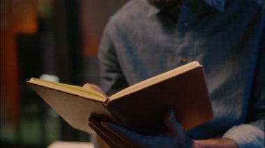 Hindistanlı düşünceli adam, karanlık bir gece ofisinde çalışan erkek işveren müdürü Arap iş adamı, defter ilham fikirleri yazıyor, gülümseyen girişimci yazar, ders kitabı okuyor.