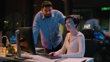 Hintli Kafkasyalı iş arkadaşları, gece geç saatlerde ofiste kadın-erkek, geç saatlerde çok ırklı iş arkadaşları, danışman, kameralı mutlu iş kadını takım çalışmasına bakan stajyer işadamları.